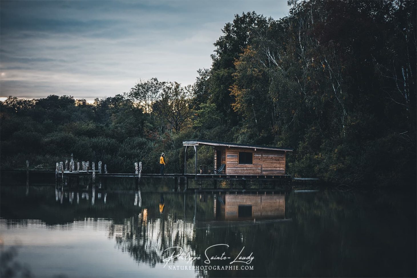 Cabane sur pilotis en automne