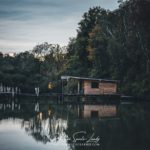 Cabane sur pilotis en automne