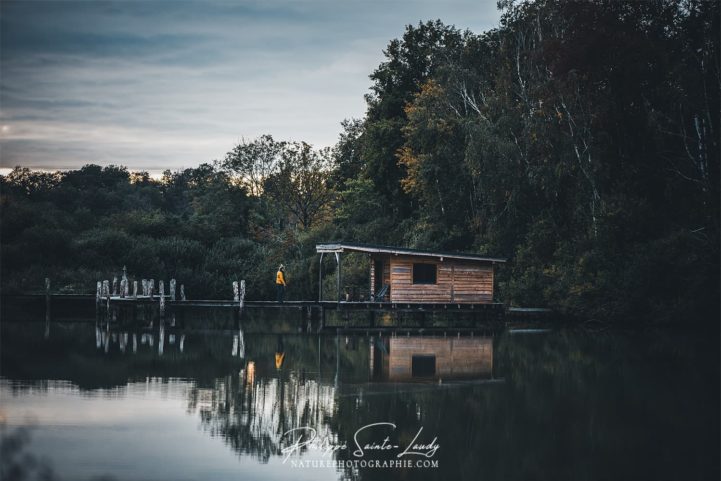 Cabane sur pilotis en automne