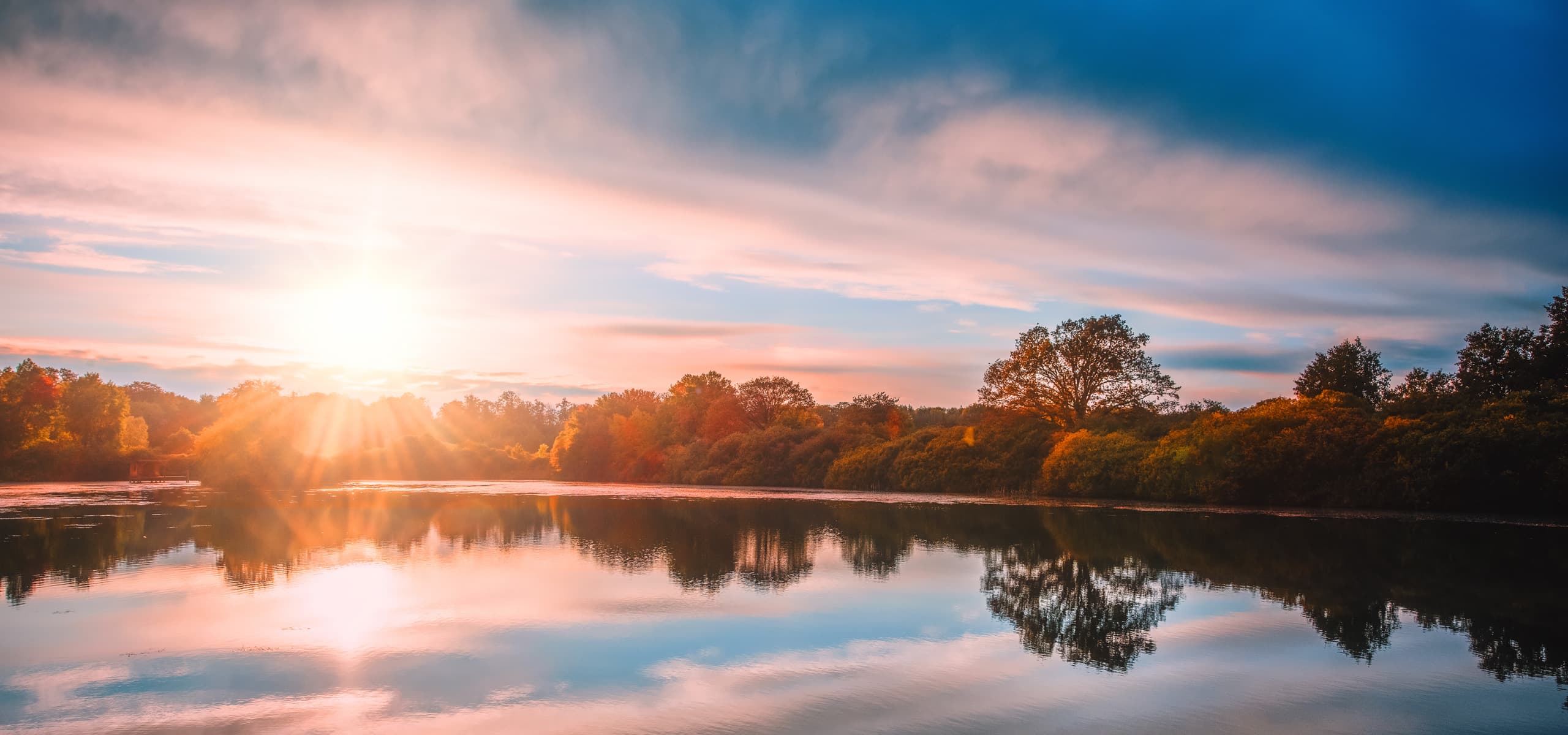 Reflet d'un coucher de soleil sur un étang en automne
