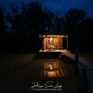 Electric Night Photo de nuit d'une cabane sur pilotis