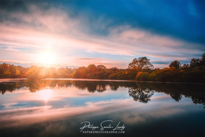 Un automne, un coucher de soleil, un étang