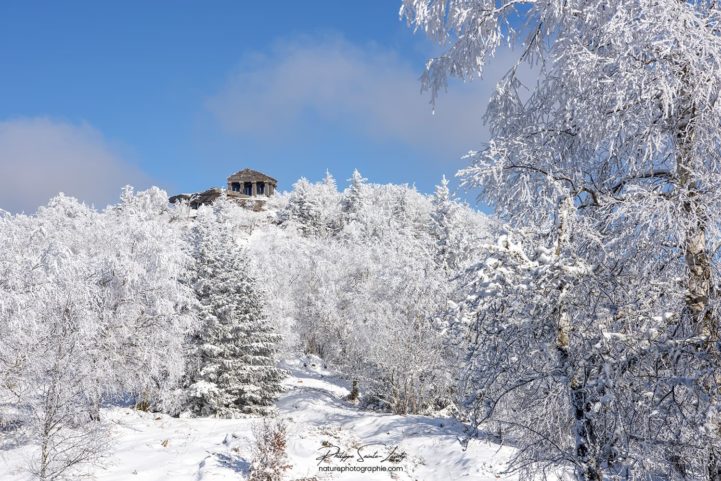 Le Donon entouré par la neige