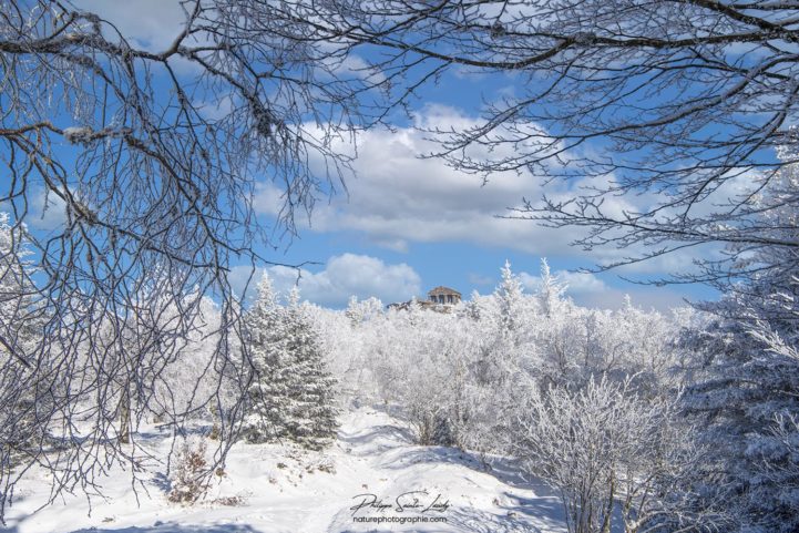 Le Donon sous un ciel avec nuages