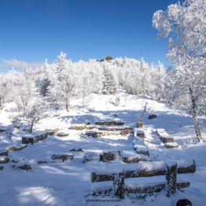Vue sur le Donon Champ de neige devant le Donon