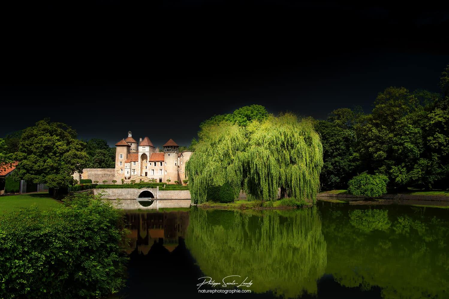 Ciel noir sur le Château de Sercy