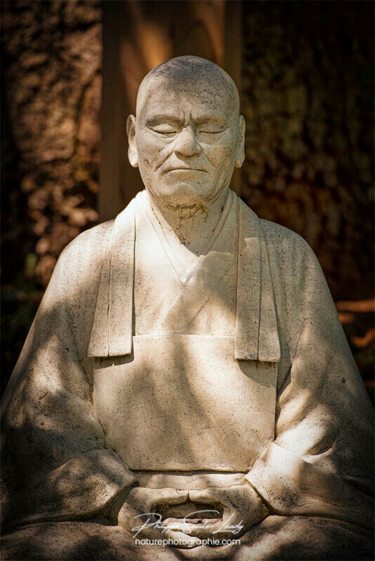 Statue d'un vieux sage
