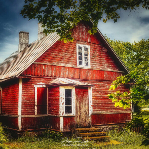 House Isolated Maison en bois rouge