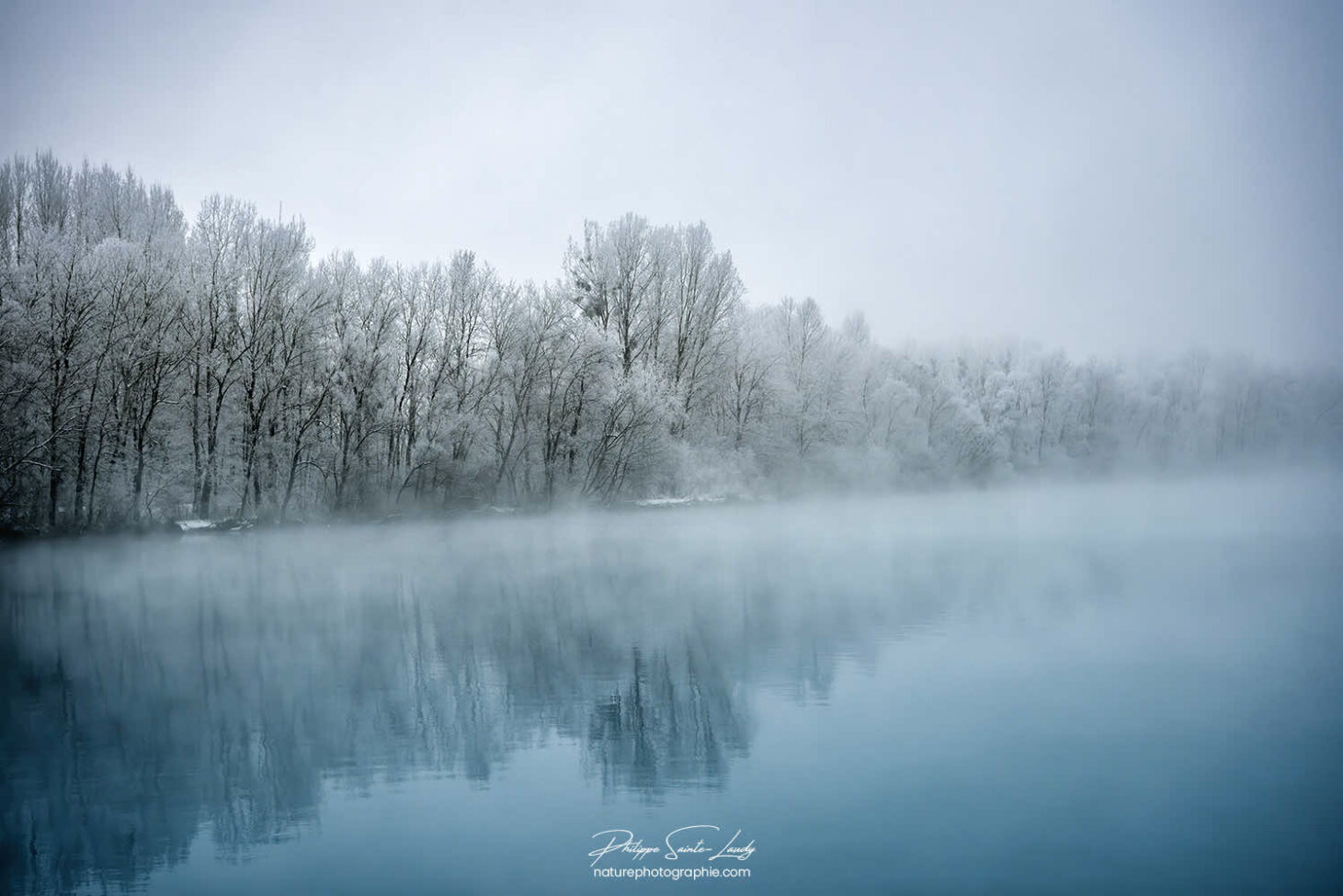 Les eaux bleues d'un étang en hiver