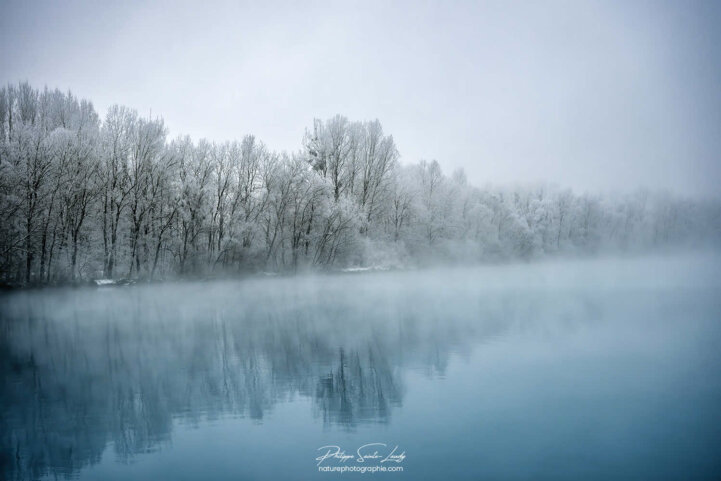 Les eaux bleues d'un étang en hiver