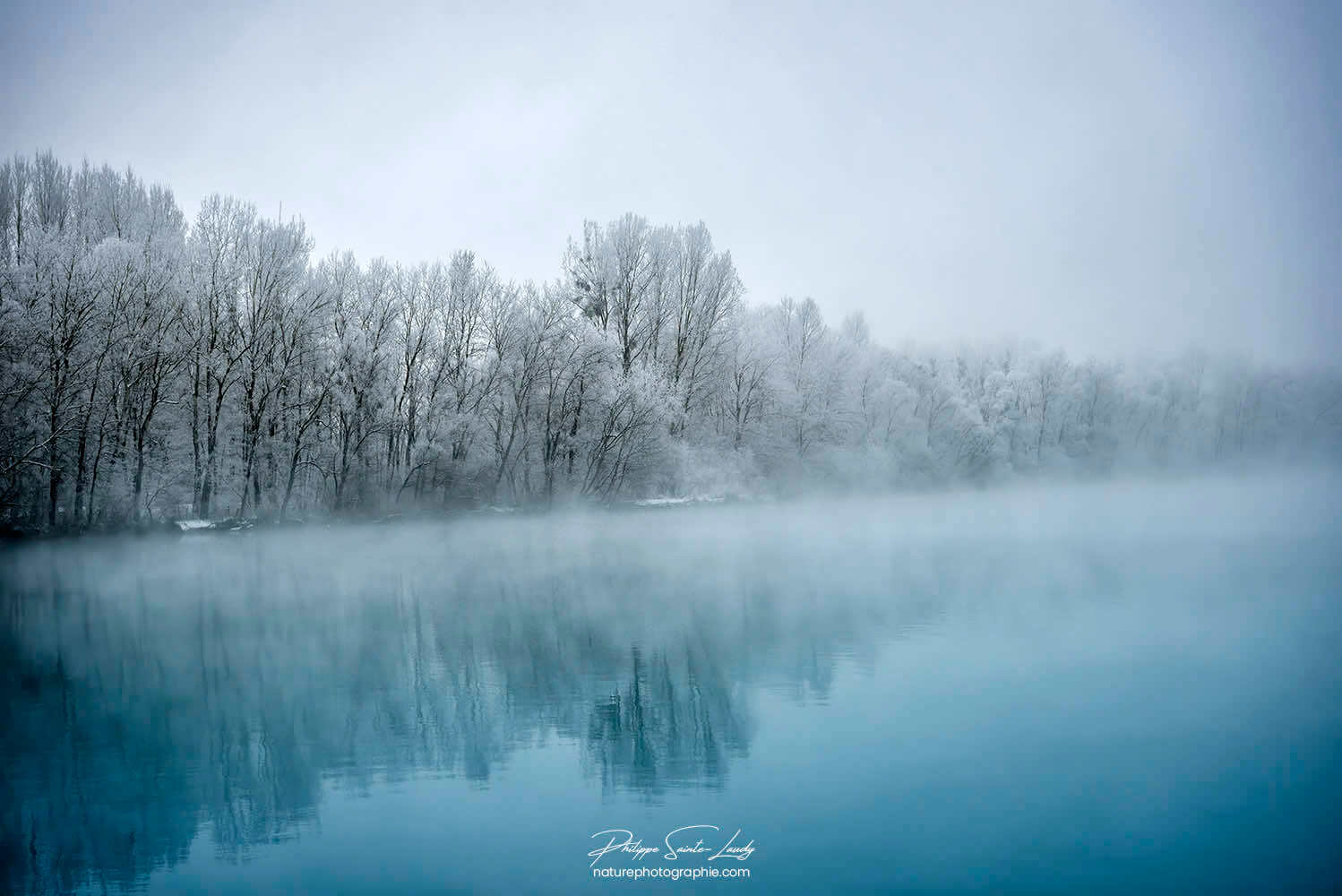 Les eaux bleues d'un étang en hiver