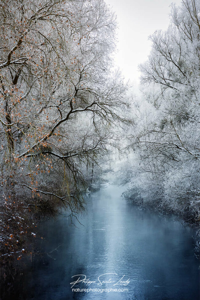Rivière bleue en hiver