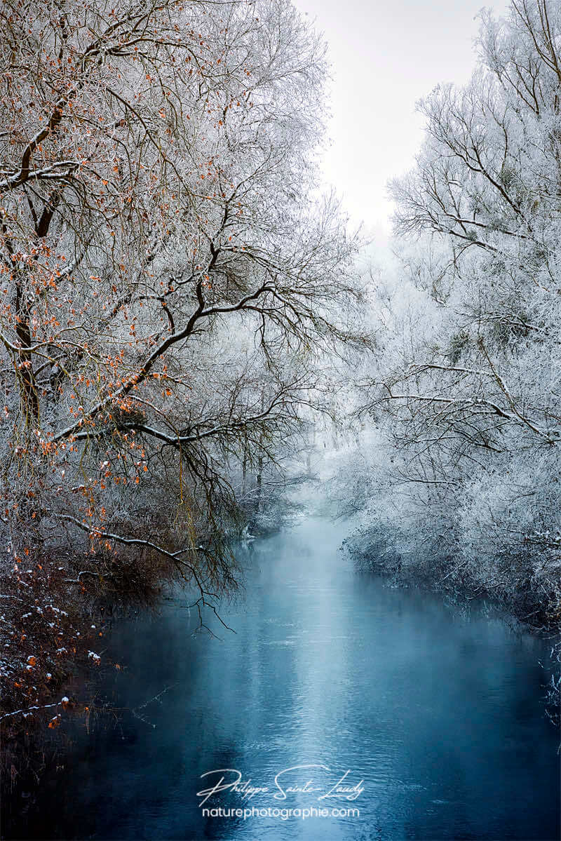 Rivière bleue en hiver