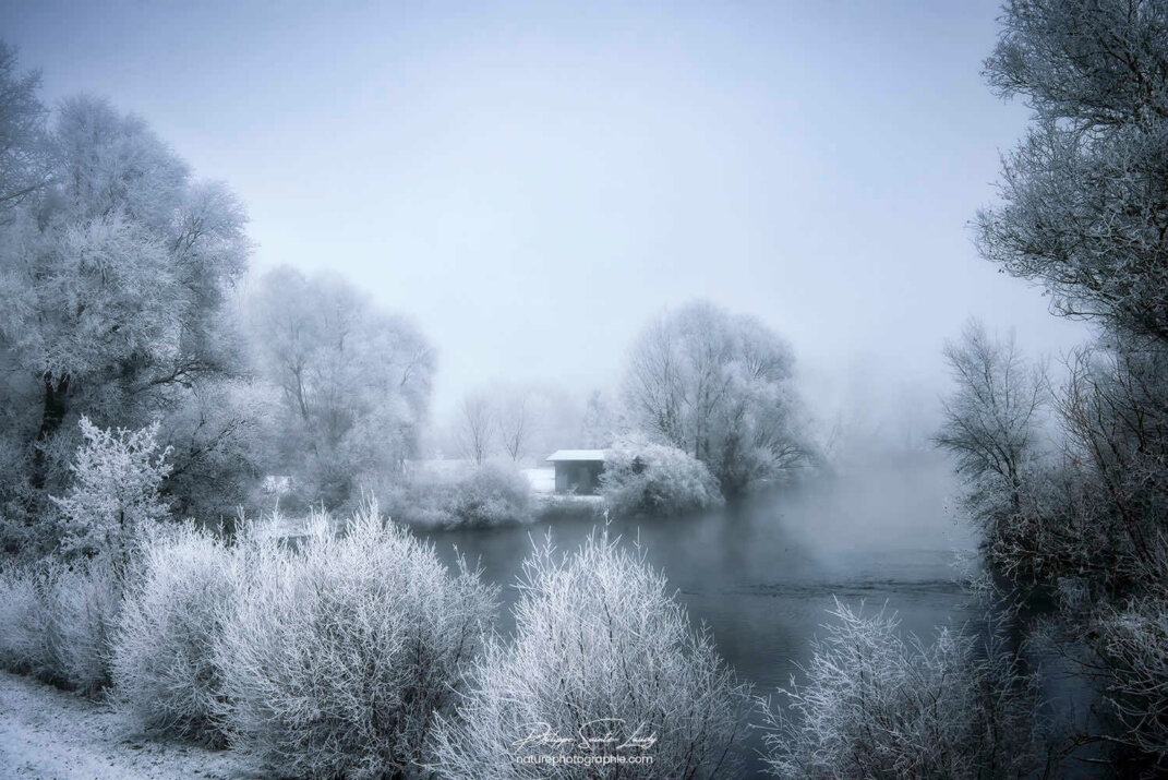 Maisonnette dans la campagne gelée