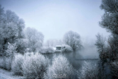 Maisonnette dans la campagne gelée