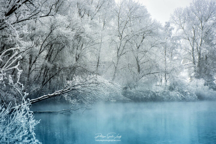 Les eaux bleues d'un étang en hiver