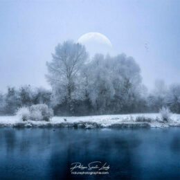 Lune sur paysage glacé