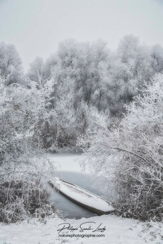 Une barque sous la neige