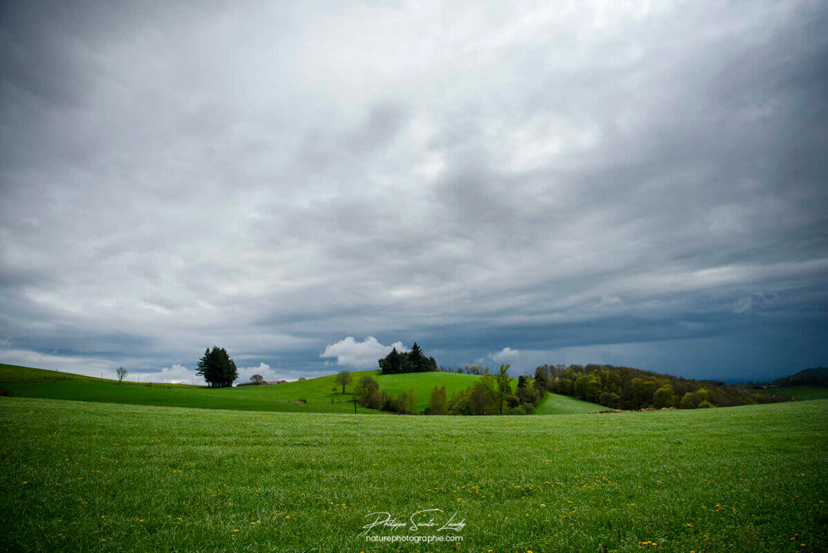 Paysage lointain sous un ciel d'orage - Les Monts du Lyonnais