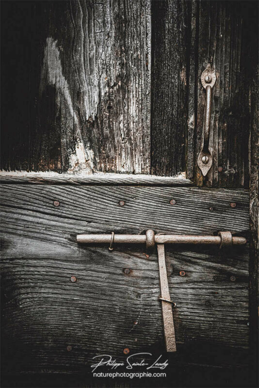 Vieille ferrure sur porte en bois