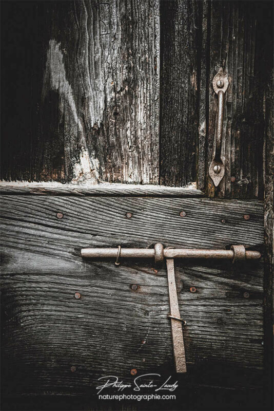 Vieille ferrure sur porte en bois