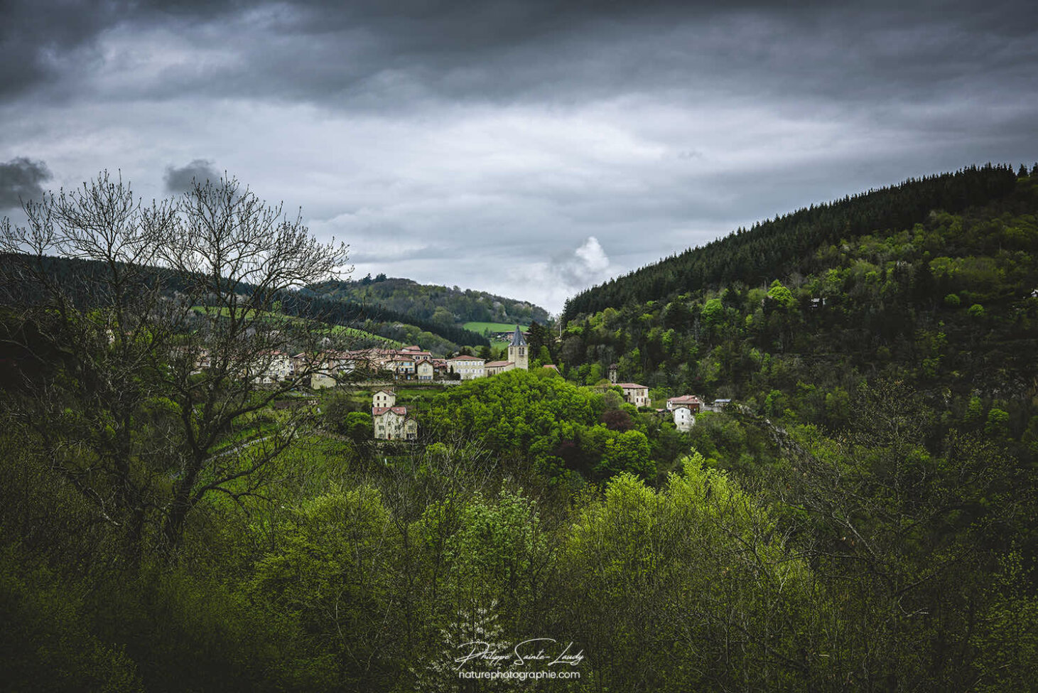 Yzeron sous un ciel d'orage