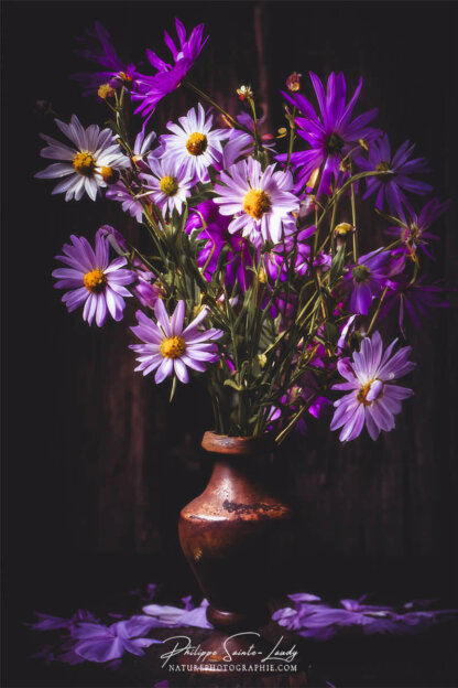 Composition florale réalisée avec l'aide de l'IA intelligence artificielle générative de Photoshop