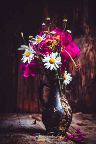 Composition florale réalisée avec l'aide de l'IA intelligence artificielle générative de Photoshop