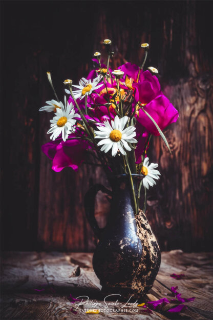 Composition florale réalisée avec l'aide de l'IA intelligence artificielle générative de Photoshop