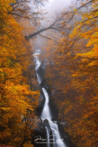 Photos de cascades réalisées avec l'aide de l'IA intelligence artificielle générative de Photoshop