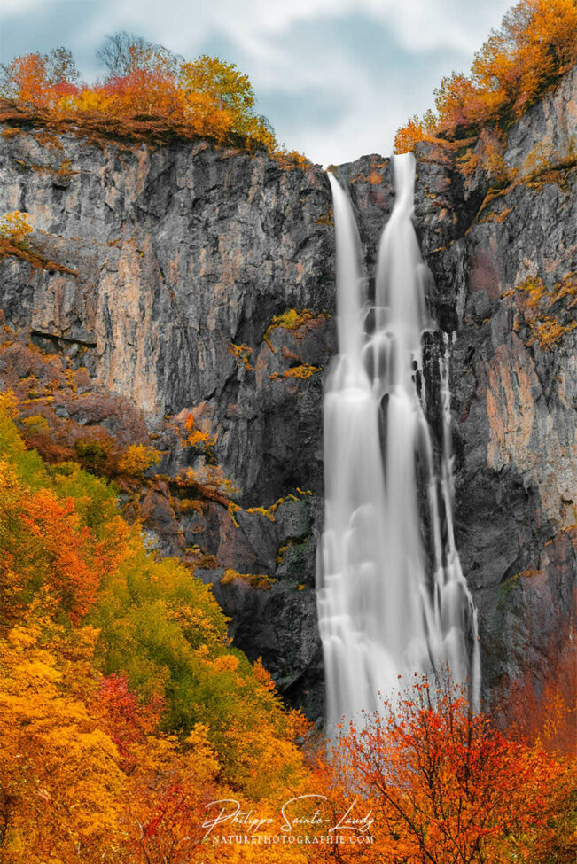 Photos de cascades réalisées avec l'aide de l'IA intelligence artificielle générative de Photoshop