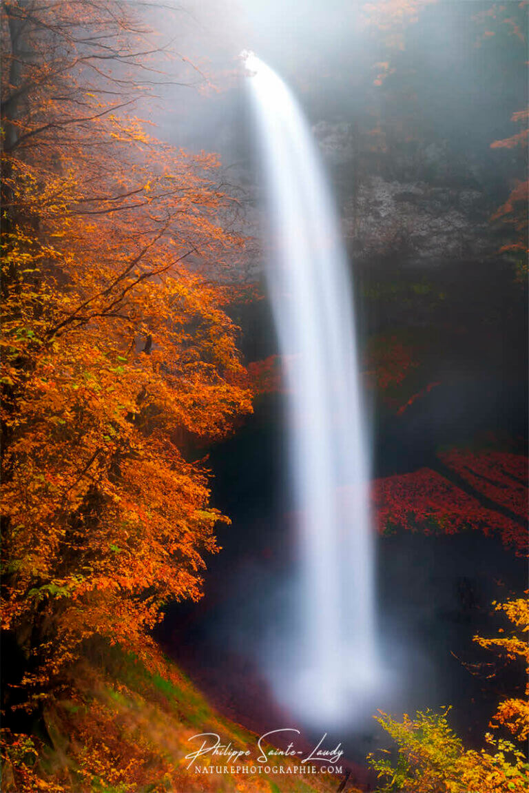 Photos de cascades réalisées avec l'aide de l'IA intelligence artificielle générative de Photoshop