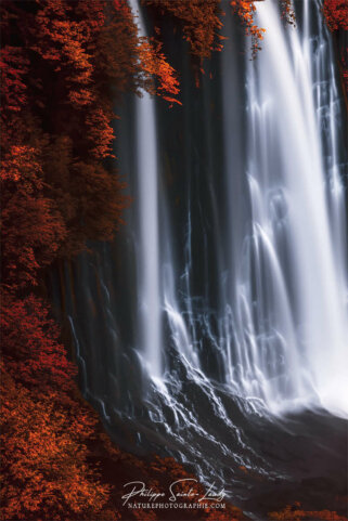 Photos de cascades réalisées avec l'aide de l'IA intelligence artificielle générative de Photoshop