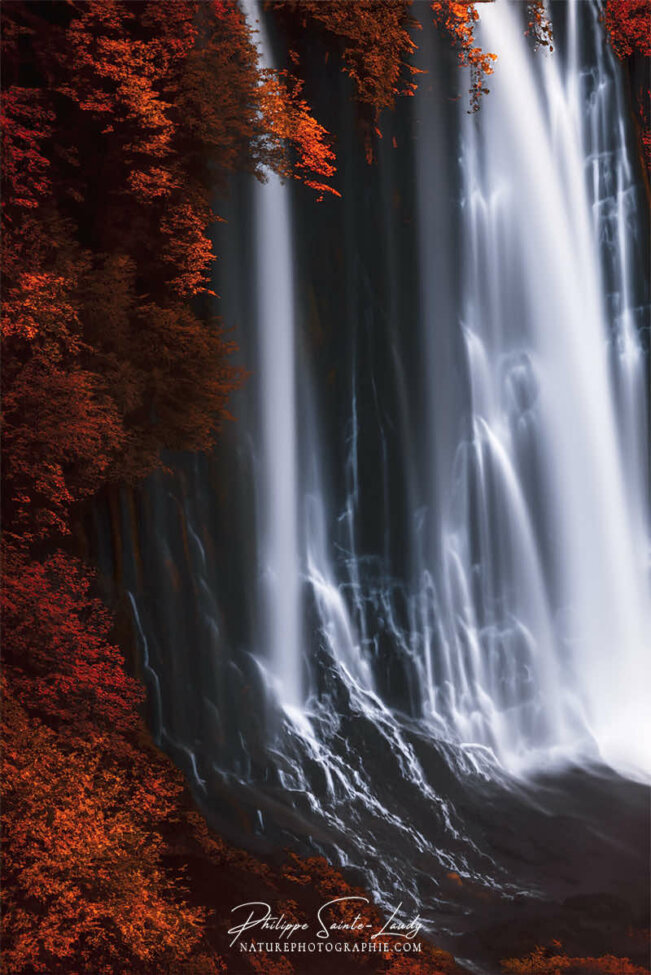 Photos de cascades réalisées avec l'aide de l'IA intelligence artificielle générative de Photoshop