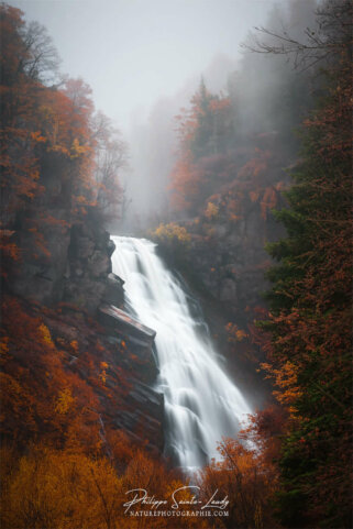 Photos de cascades réalisées avec l'aide de l'IA intelligence artificielle générative de Photoshop