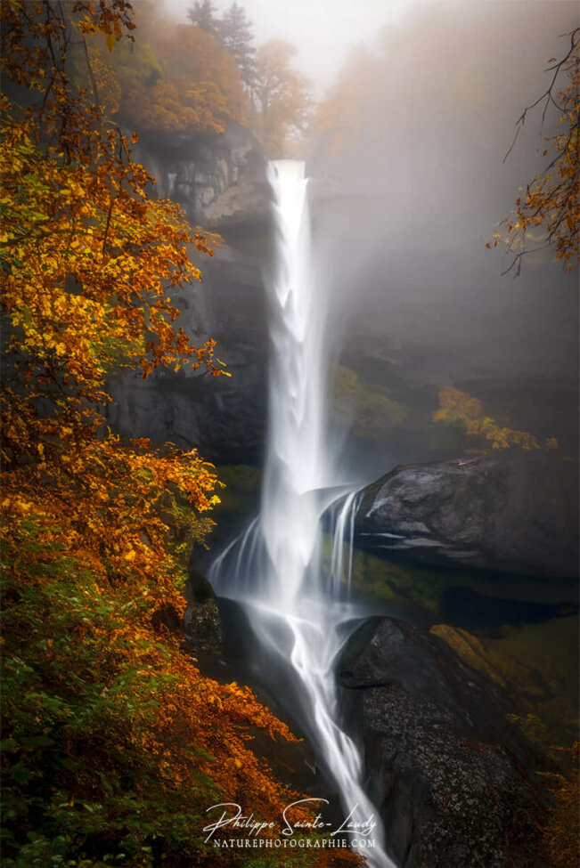 Photos de cascades réalisées avec l'aide de l'IA intelligence artificielle générative de Photoshop