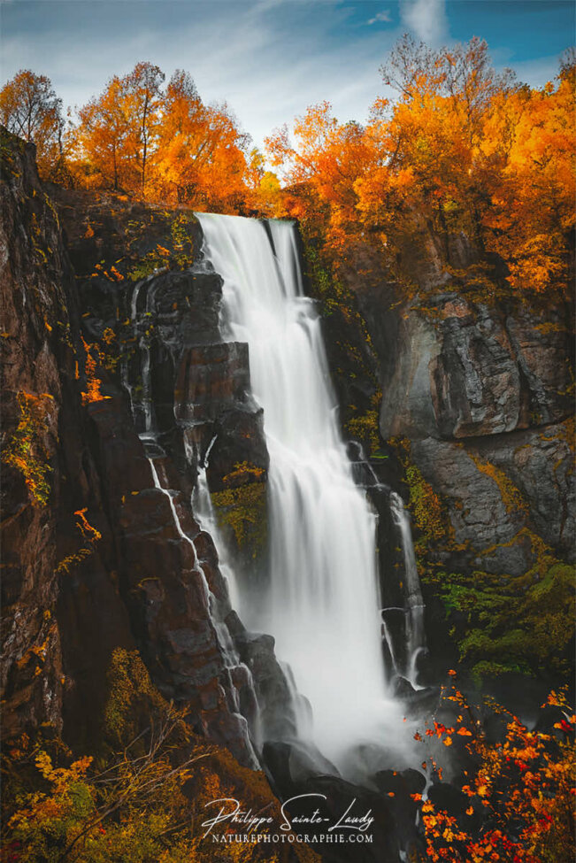 Photos de cascades réalisées avec l'aide de l'IA intelligence artificielle générative de Photoshop