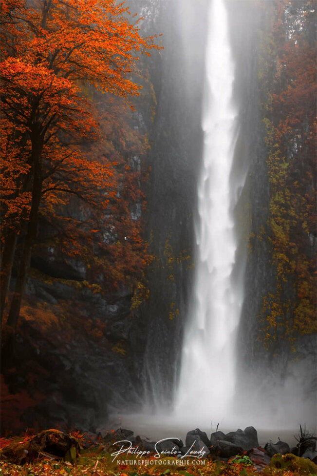 Photos de cascades réalisées avec l'aide de l'IA intelligence artificielle générative de Photoshop