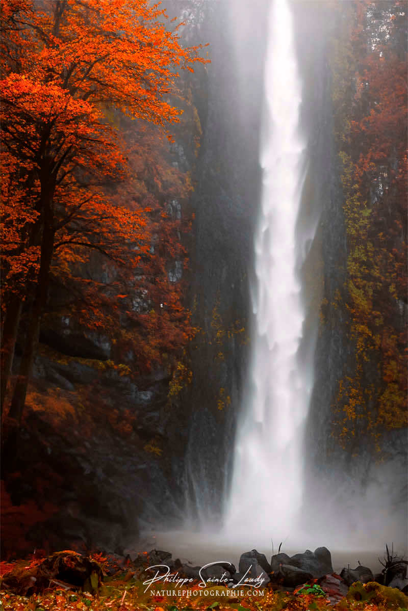 Photos de cascades réalisées avec l'aide de l'IA intelligence artificielle générative de Photoshop