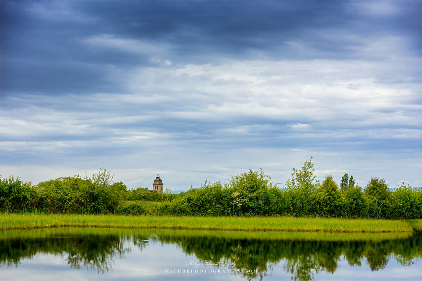 Paysage campagnard avec reflet