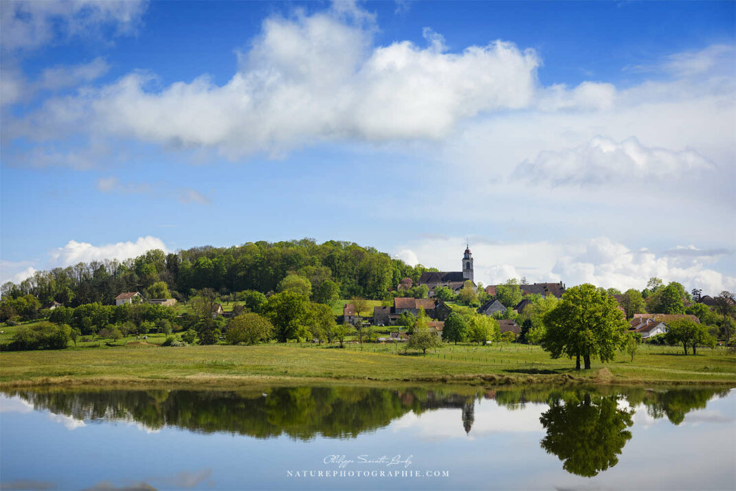 Village du Jura au bord de l'eau