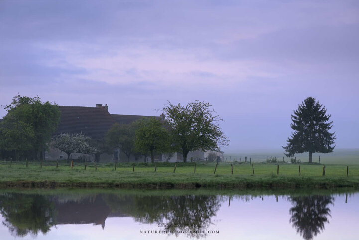 Ferme du Jura à l'aurore