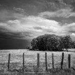 Campagne orageuse ennoir et blanc