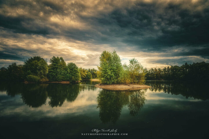 Paysage orageux d'une forêt autour d'un lac